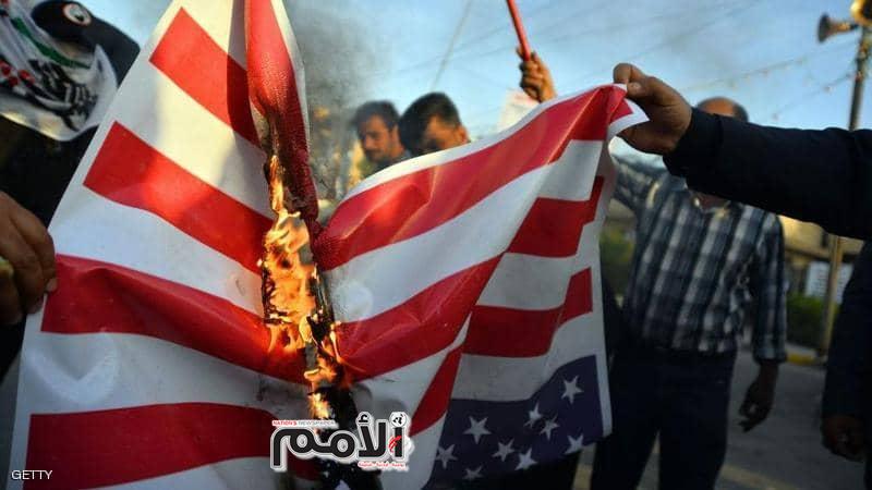 متظاهرون عراقيون غاضبون يحرقون العلم الأميركي.