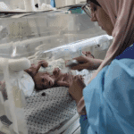 غارديان: مئات الرضع يواجهون الموت لنقص الحليب في غزة