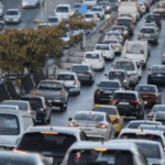 حريق مركبة يتسبب في أزمة سير بشارع الصناعة باتجاه خلدا