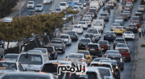 حريق مركبة يتسبب في أزمة سير بشارع الصناعة باتجاه خلدا