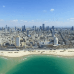 إسرائيل تغلق المدارس وتحول العمل من المنازل وتحظر التجمعات