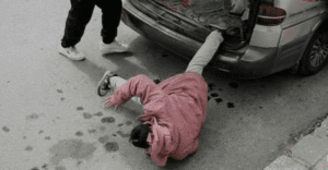 المدعي العام يوقف سائق حافلة ألقى طفلته أرضا 7 أيام