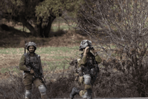 مقتل جندي إسرائيلي واشتباكات وقصف متبادل جنوب لبنان