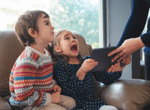 الحكومة: اتخاذ خطوات لحماية الأطفال من مخاطر اسخدام منصات التواصل