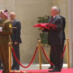 الملك يشهد مراسم رفع العلم بمناسبة اليوم الوطني للعلم الأردني