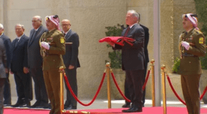 الملك يشهد مراسم رفع العلم بمناسبة اليوم الوطني للعلم الأردني