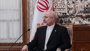 قاليباف: مضيق هرمز لن يبقى مفتوحاً إذا استمر الحصار