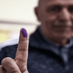 الناخبون الفلسطينيون يتوجهون إلى صناديق الاقتراع في الانتخابات المحلية