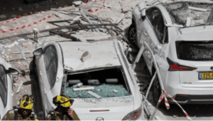 من 3 جبهات .. شظايا عنقودية تسقط في تل أبيب وإيلات