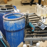 ضبط مصنع مواد تجميل مقلدة غير مرخص داخل شقة سكنية