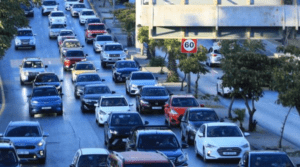 حريق مركبة يربك حركة السير على شارع الأردن