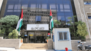 الجمارك تضبط معملاً غير مرخص لتصنيع مستحضرات دوائية داخل منزل في عمّان