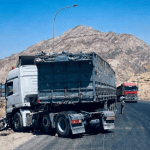 تدهور شاحنة يغلق مسربا في الطريق الخلفي للعقبة