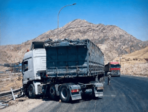 تدهور شاحنة يغلق مسربا في الطريق الخلفي للعقبة