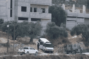 تصعيد الضفة .. اقتحامات واعتقالات ومستوطنون يحرقون مسجداً