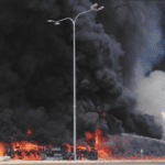 اشتعال صهريج مواد نفطية يقطع الطريق الصحراوي بالاتجاهين