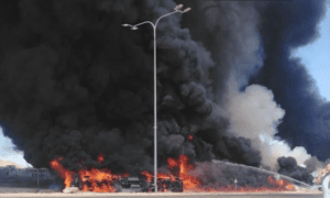 اشتعال صهريج مواد نفطية يقطع الطريق الصحراوي بالاتجاهين